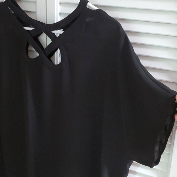 NWOT: Esley blouse - Picture 3 of 6